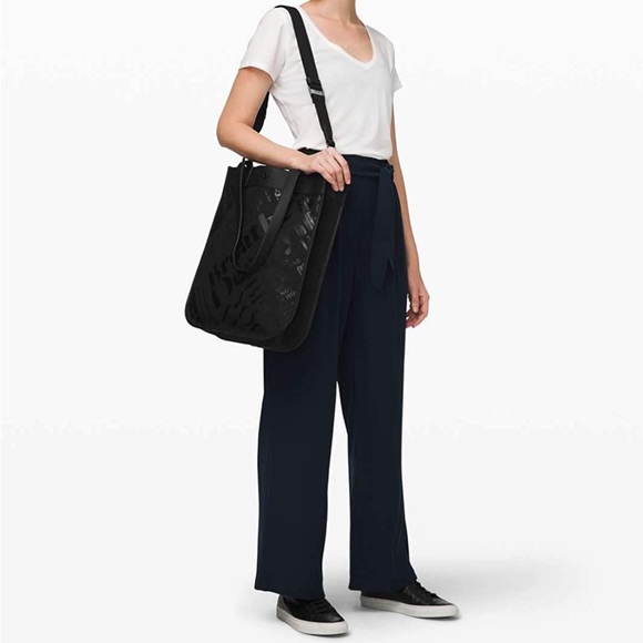 Lululemon Now and Always Tote *15L
Black Tone on Tone Manifesto Print W9CKRS - Picture 2 of 8